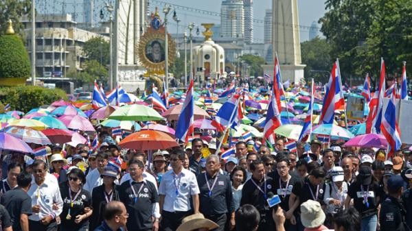 ປະຊາຊົນໄທແຫ່ຂະບວນປະທ້ວງຄັດຄ້ານຮ່າງກົດໝາຍວ່າດ້ວຍອະໄພຍະໂທດ