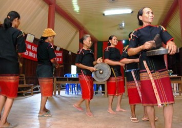 ຕີຄ້ອງ Jho ເຊິ່ງແມ່ນການເຄື່ອນໄຫວວັດທະນະທຳພິເສດສະເພາະຂອງແມ່ຍິງຊົນເຜົ່າ E de Bih