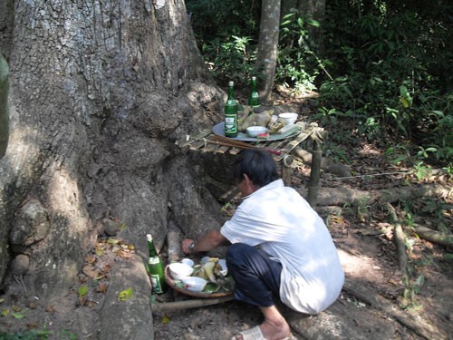 ປະເພນີບູຊາເຈົ້າແມ່ທໍລະນີຂອງຊາວເຜົ່ານຸ່ງ