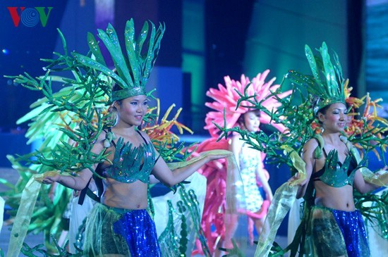 Bunter Karneval in der Ha Long-Bucht