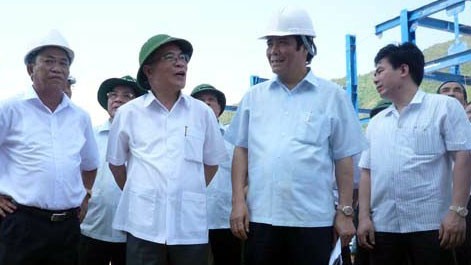  Parlamentspräsident Nguyen Sinh Hung besucht die Industriezone Vung Ang