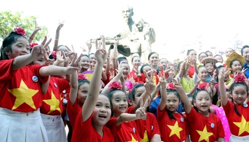 Verlegen der Ho Chi Minh-Statue zum Kinderhaus in Ho Chi Minh Stadt