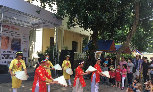 Kindergarten in der Gemeinde Phu Chau, wo viele Träume von bedürftigen Kindern in Erfüllung gehen