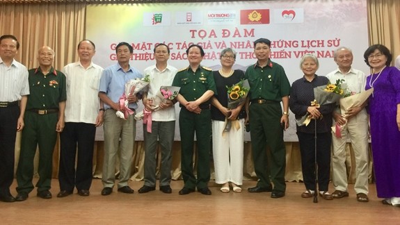 Treffen der historischen Augenzeuge und des Autors der Buchserie „Tagebuch der Kriegszeiten in Vietnam“