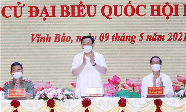 Parlamentspräsident Vuong Dinh Hue trifft Wähler in Hai Phong