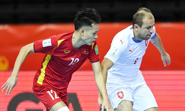 Fußball-Fans in Südostasien zeigen sich stolz über den Sieg der Futsal-Teams Vietnams 