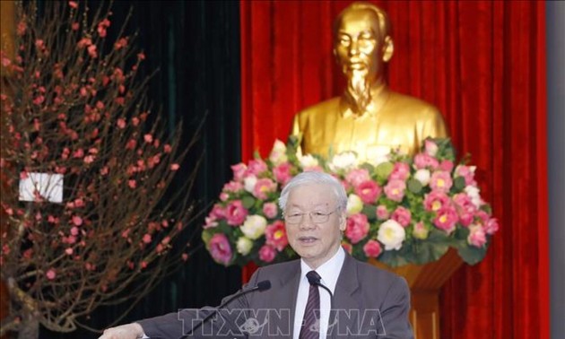 KPV-Generalsekretär Nguyen Phu Trong besucht Mitarbeiter im Büro des KP-Zentralkomitees