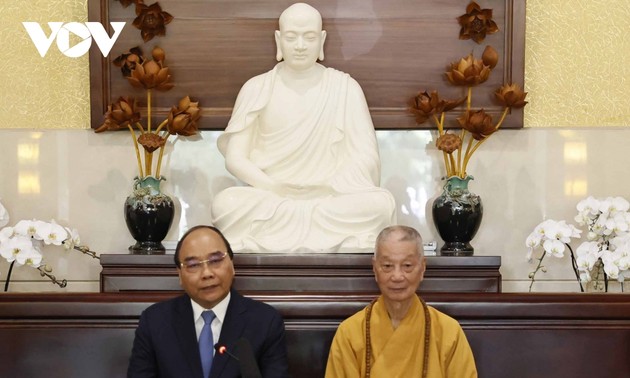 Staatspräsident Nguyen Xuan Phuc gratuliert zum Vesak-Tag in Ho-Chi-Minh-Stadt