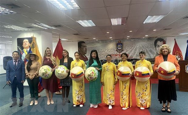 Vorstellung der vietnamesischen Ao-Dai-Tracht in Venezuela 