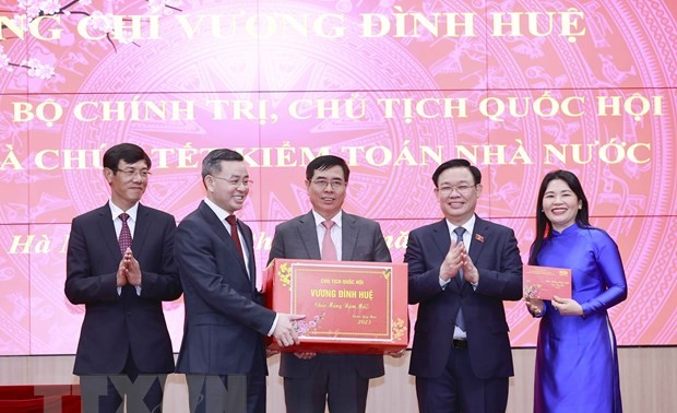 Parlamentspräsident Vuong Dinh Hue besucht den Rechnungshof zum neuen Jahr