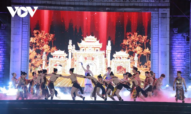 Eröffnung des Festes im Tempel der Hung-Könige