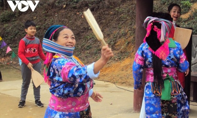 Fest des Rückschlagspiels „Danh Yen” der Mong in Ha Giang