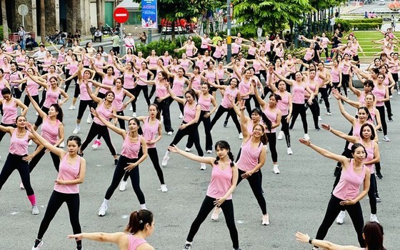 Tag der vietnamesischen Frauen: 700 Frauen nehmen an Aerobic-Performance teil