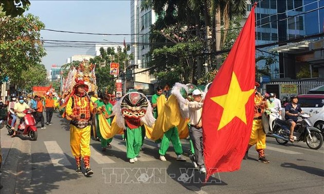 Zahlreiche ausländische Touristen besuchen das Fest in der Pagode Ong in Dong Nai