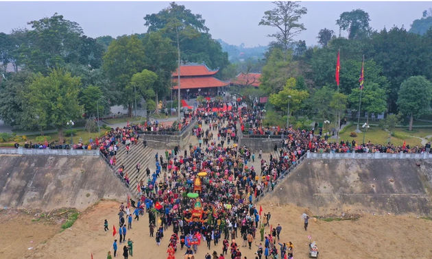 Traditionelle Rituale beim Fest im Dong-Cuong-Tempel