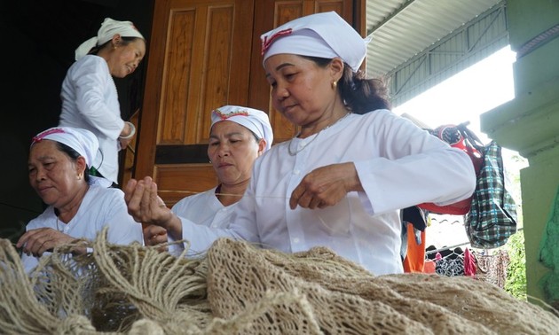 Das Flechten von Ramie-Hängematten der Volksgruppe der Tho in Nghe An