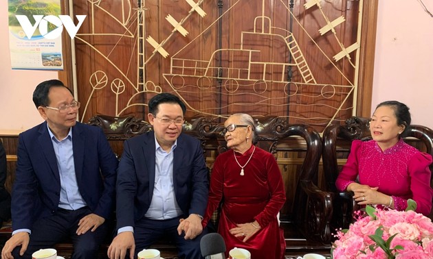 Parlamentspräsident Vuong Dinh Hue besucht Heldenmütter in der Provinz Dak Nong