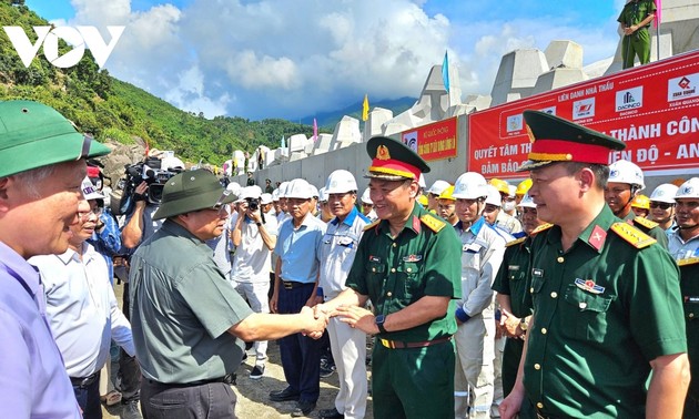 Der Premierminister überprüft das Bauprojekt des Seehafens Lien Chieu in Da Nang