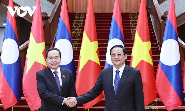 Parlamentspräsident Tran Thanh Man führt Gespräch mit dem laotischen Premierminister Sonexay Siphandone