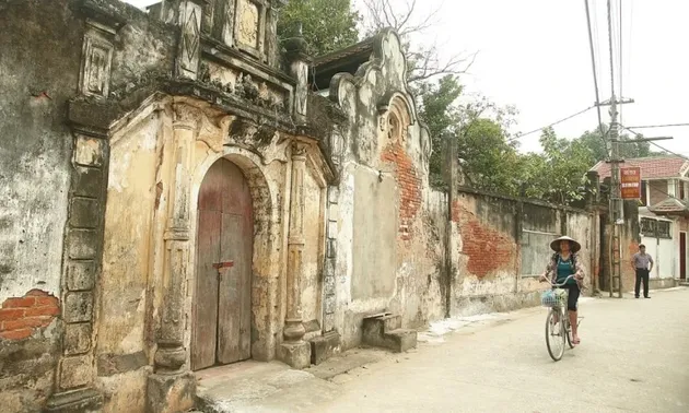 Fashion- und Kunstveranstaltung im 500-jährigen Dorf von Hanoi