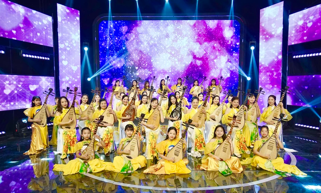Viele Pipa-Künstlerinnen spielen das Musikstück „Kreidestaub” zum vietnamesischen Lehrertag
