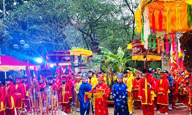 Tausende Menschen besuchen Giong-Fest im Soc-Tempel 2025