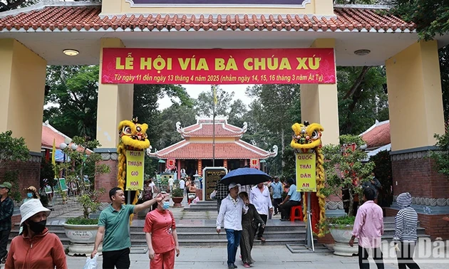 Das Ba-Chua-Xu-Fest zieht Tausende Bewohner und Besucher an