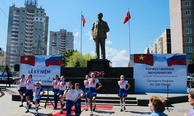Feier zum 135. Geburtstag von Präsident Ho Chi Minh im Ausland
