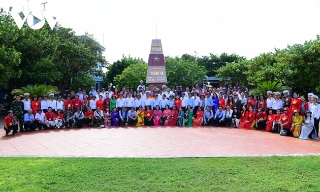 Delegation vietnamesischer Journalisten beendet Besuch auf Truong Sa und DK1-Wachturm
