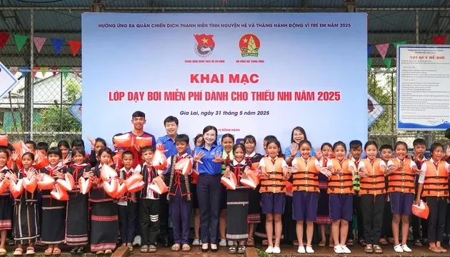 Schwimmstar Nguyen Huy Hoang bietet Schwimmunterricht für Kinder in Gia Lai