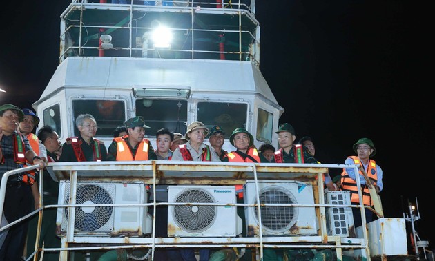 Vize-Premierminister Tran Hong Ha leitet die Rettungsarbeiten beim Schiffsunglück in Ha-Long-Bucht