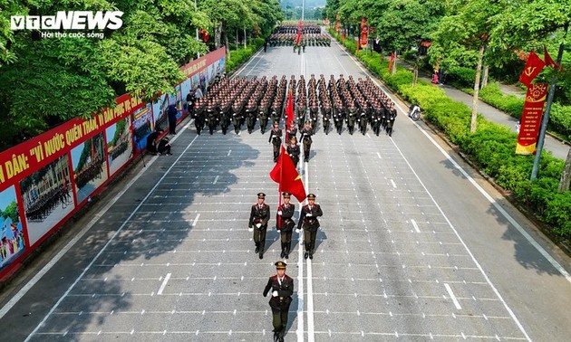 Die Sommerhitze kann das Engagement der Polizei für Parade-Training nicht verhindern