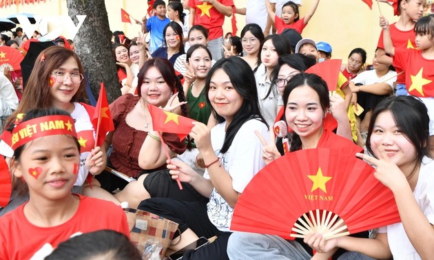 Zahlreiche Bewohner besichtigen die erste Generalprobe der Militärparade in Hanoi