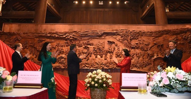 Literaturtempel erhält Holzschnitzerei „Rückkehr in die Heimat, um den Ahnen Dank zu erweisen“