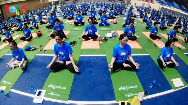 1500 personnes dans une démonstration de yoga à Hanoï