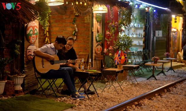 Les cafés au bord du chemin de fer hanoien