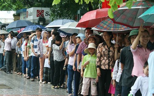 Hàng nghìn người dân vào lăng viếng Chủ tịch Hồ Chí Minh