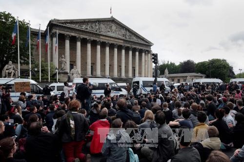 Правительство Франции преодолело вотум недоверия 