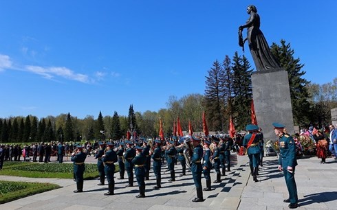 Жители России празднуют День Победы в Великой Отечественной войне