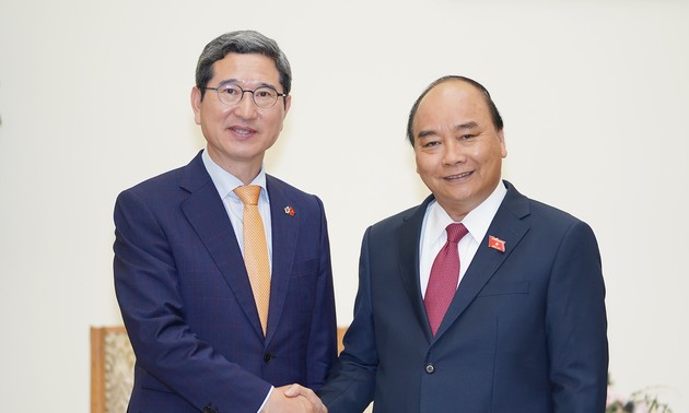 PM Nguyen Xuan Phuc menerima Ketua Kelompok Legislator Persahabatan Republik Korea – Vietnam, Kim Hack Yong