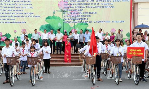 Memberikan beasiswa kepada para pelajar miskin yang mengatasi kesulitan dan belajar baik