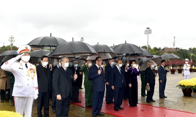 Pimpinan Partai Komunis dan Negara Berziarah Ke Mosouleum Presiden Ho Chi Minh Sehubungan Dengan Hari Raya Tet Tradisional 2021