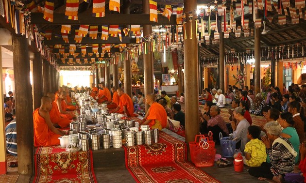 Warga Etnis Minoritas Khmer Rayakan Hari Raya Tahun Baru Tradisional “Chol Chnam Thmay”  dengan Panenan yang Berlimpah-Limpah