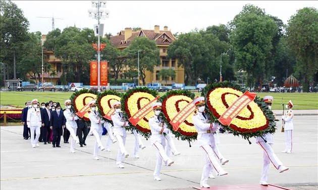 Pimpinan Partai Komunis dan Negara Berziarah Ke Mousoleum Presiden Ho Chi Minh