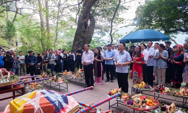 Pembukaan Festival Pekan Raya Phong Luu Khau Vai