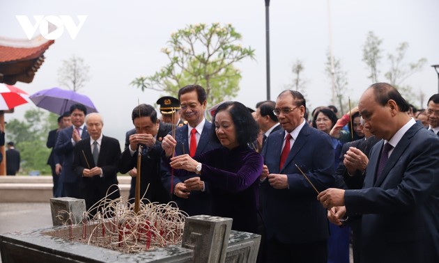 Pimpinan Partai Komunis dan Negara Membakar Hio untuk Mengenangkan Para Pahlawan dan Martir di Dien Bien Phu