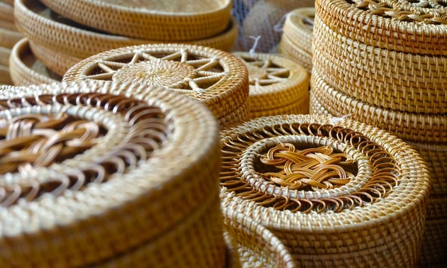 Desa Kerajinan Menganyam Bambu dan Rotan Phu Vinh Beradaptasi untuk Berkembang