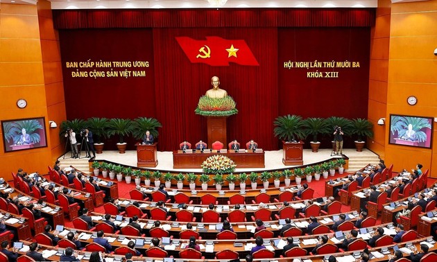 Partai Komunis Vietnam secara Mantap Mengemudi Perahu di Tengah Angin Kencang dan Ombak Besar