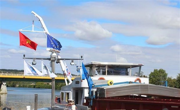 Une nouvelle liaison avec le Vietnam inaugurée au port fluvial de Gron (France)