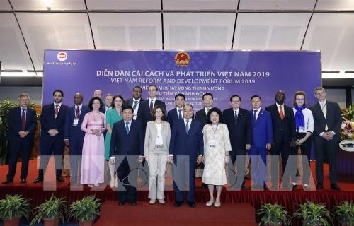 Le PM rencontre des experts internationaux participant au Forum sur la réforme et le développement 